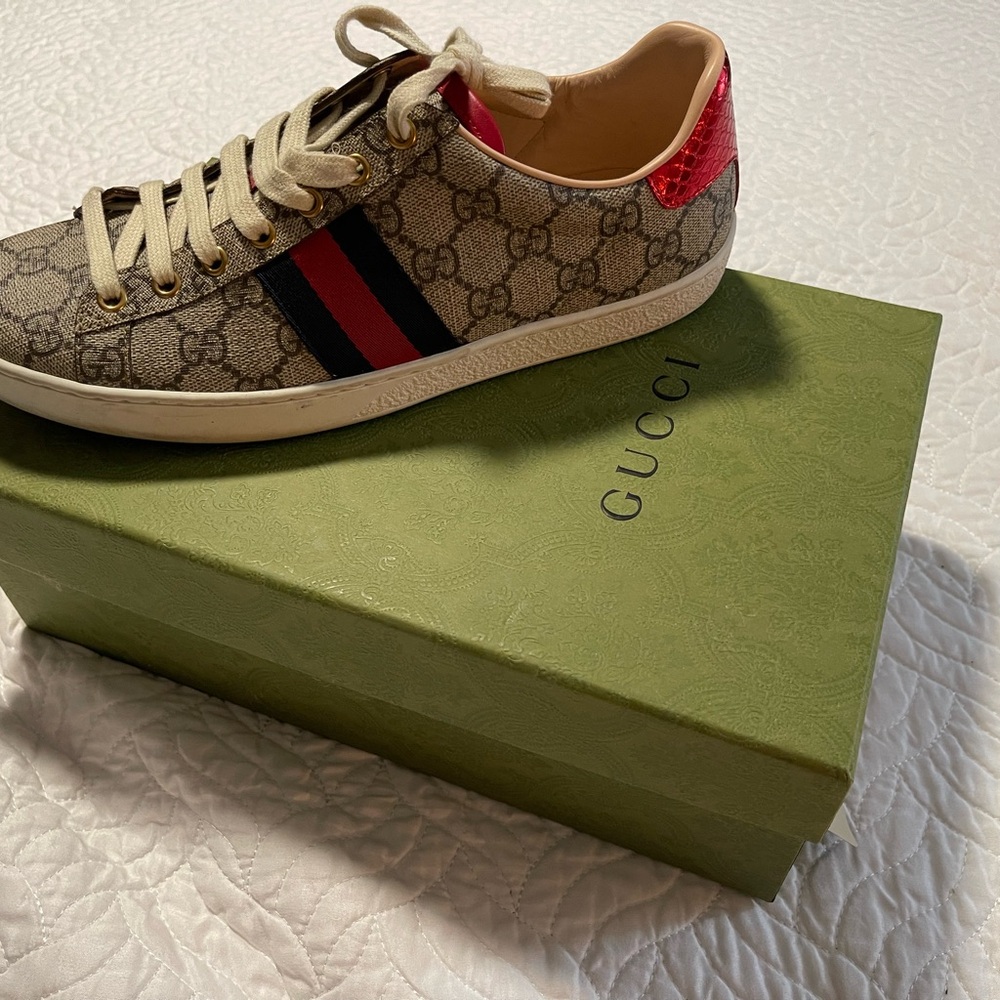 Authentic NWOT Gucci Beige and Red Logo Sneakers